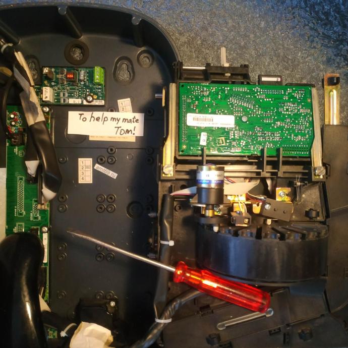 Внутреннее устройство и электронные платы таксофона IPM Rotor 2000 в мастерской музея amt69.ru Внутреннее устройство и электронные платы таксофона IPM Rotor 2000 в мастерской музея amt69.ru