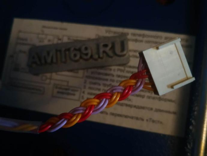 плетеный жгут проводов внутри таксофона Ритм ручная работа