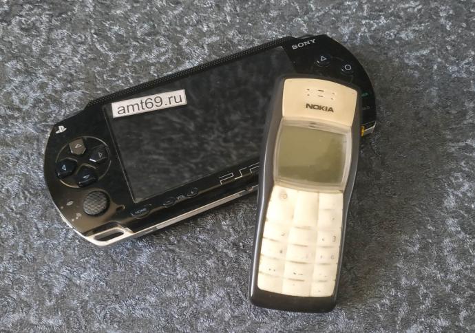 Контраст эпохи Nokia 1100 и первая портативная консоль Sony PSP-1000 Fat