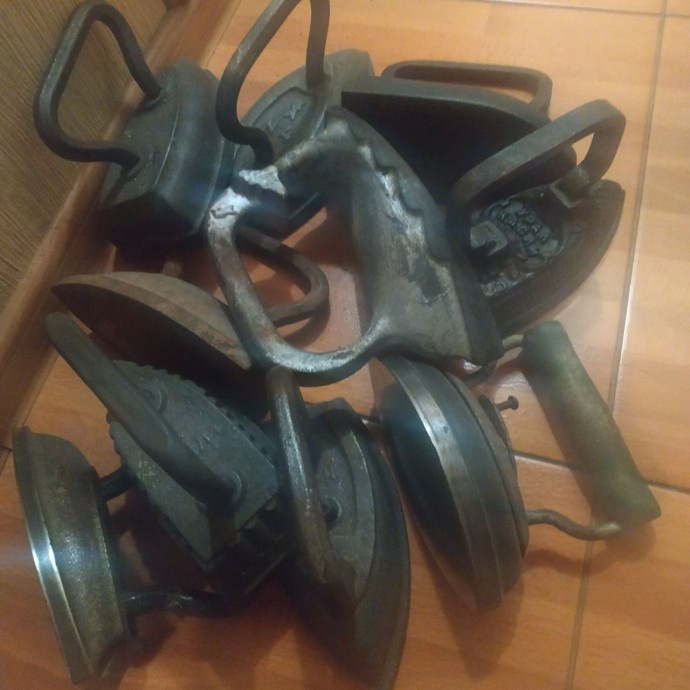 Чугунный утюг