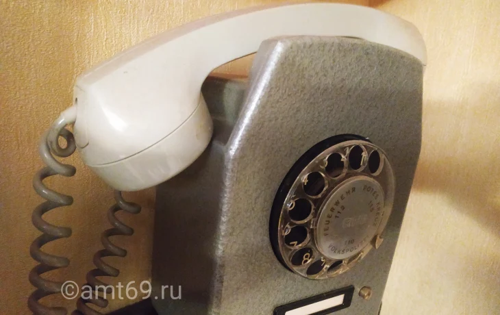 Телефон с крутящимся циферблатом Телефон с крутящимся циферблатом