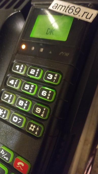 Код DK Дания на дисплее винтажного сотового телефона Motorola MCR 4800 XL