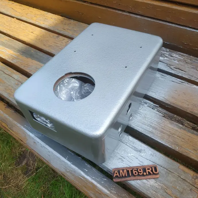 Окрашенный молотковой эмалью корпус таксофона АМТ-69