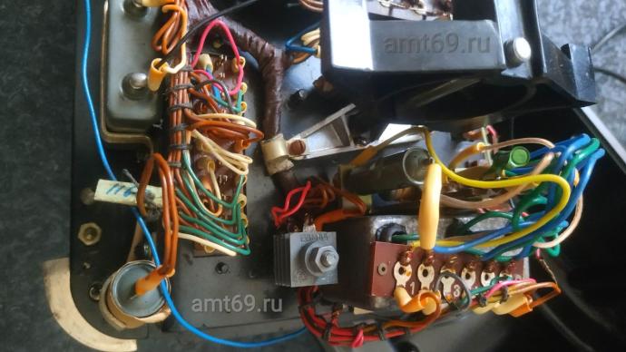 Военный диодный блок 15ВМ4А и нумерованная колодка трансформатора внутри телефона П-200 Изображение