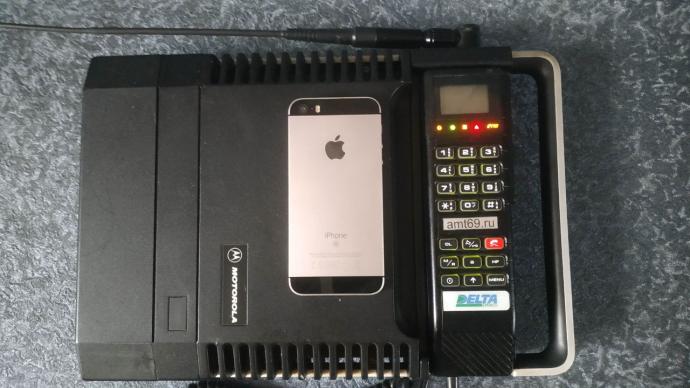 Сравнение размеров телефона Motorola MCR 4800 XL и смартфона Apple iPhone SE Музей таксофонаamt69.ru