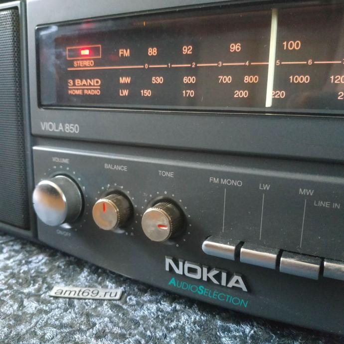 Горящая шкала частот и логотип Nokia на передней панели радиоприемника