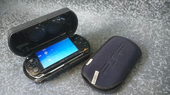 Жесткий чехол со встроенными динамиками Trust GM-5400 и мягкий кейс для PSP-1000 Fat