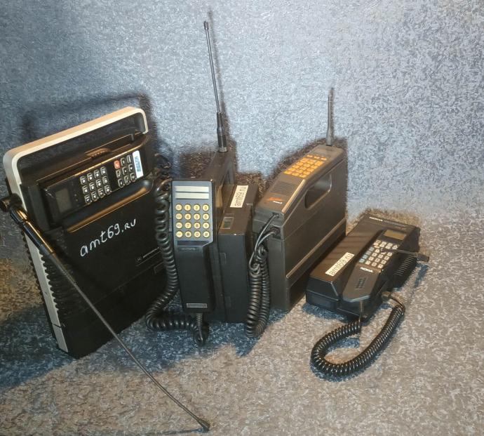 Четыре винтажных мобильных телефона стандарта NMT-450 начала 1990-х годов: Motorola MCR 4800 XL, Nokia MD59, Ericsson Hotline и Mobira Talkman 3 SP. Аппараты представлены с массивными базами, антеннами-штырями и проводными трубками